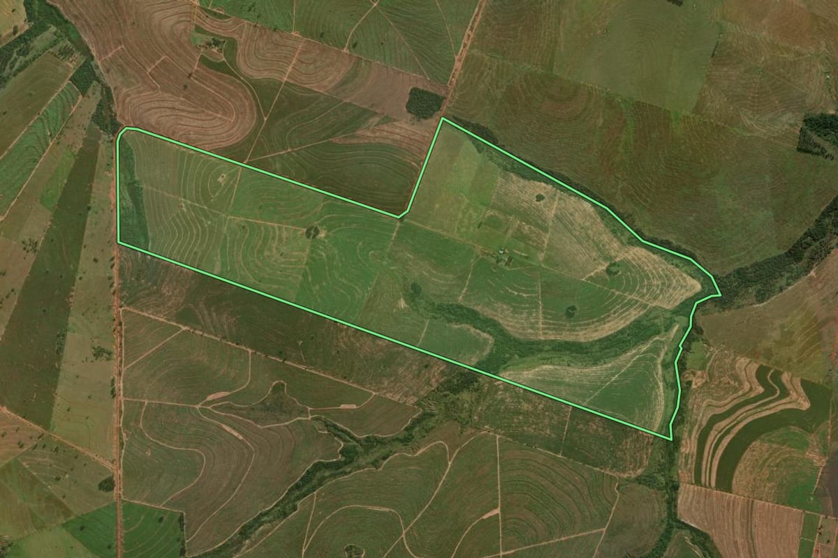 Imagem de satélite do imóvel rural em Umuarama (PR), com o contorno declarado no CAR desenhado por cima.