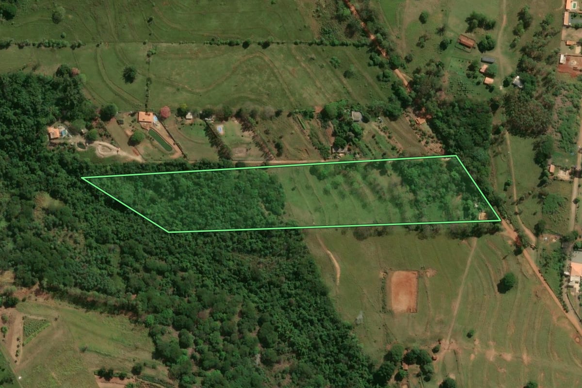 Imagem de satélite do imóvel rural em Umuarama (PR), com o contorno declarado no CAR desenhado por cima.