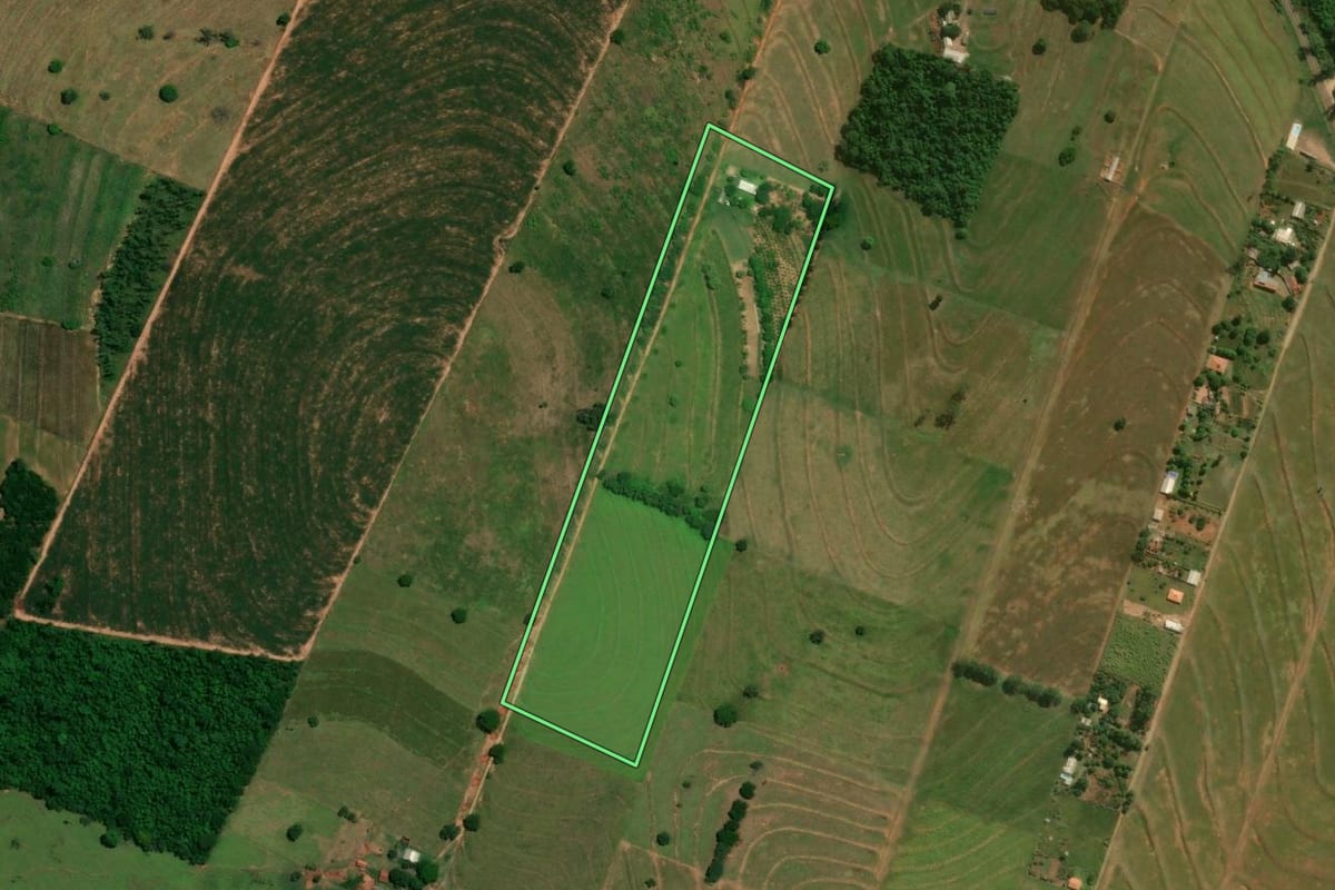 Imagem de satélite do imóvel rural em Umuarama (PR), com o contorno declarado no CAR desenhado por cima.