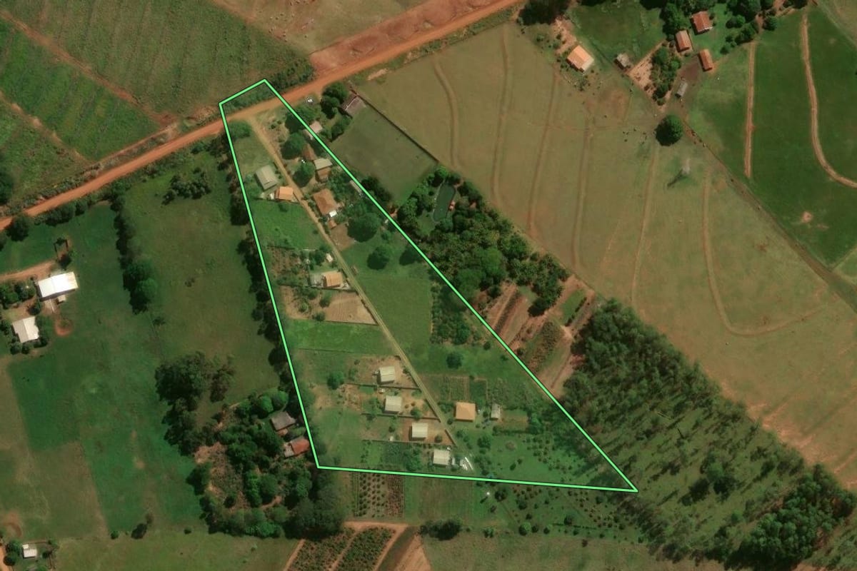 Imagem de satélite do imóvel rural em Umuarama (PR), com o contorno declarado no CAR desenhado por cima.