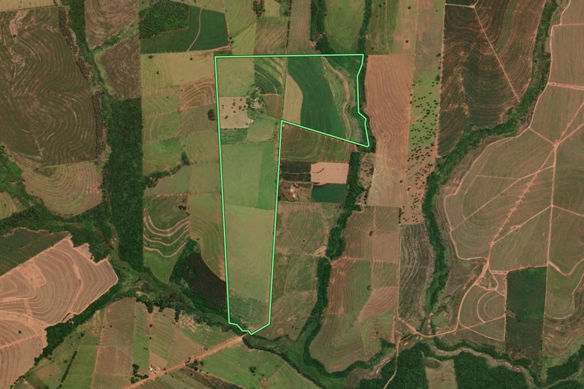 Imagem de satélite do imóvel rural em Umuarama (PR), com o contorno declarado no CAR desenhado por cima.
