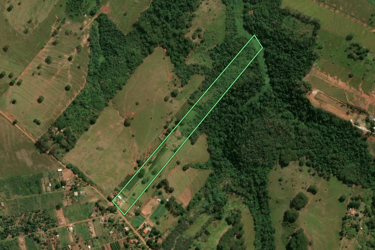 Imagem de satélite do imóvel rural em Umuarama (PR), com o contorno declarado no CAR desenhado por cima.