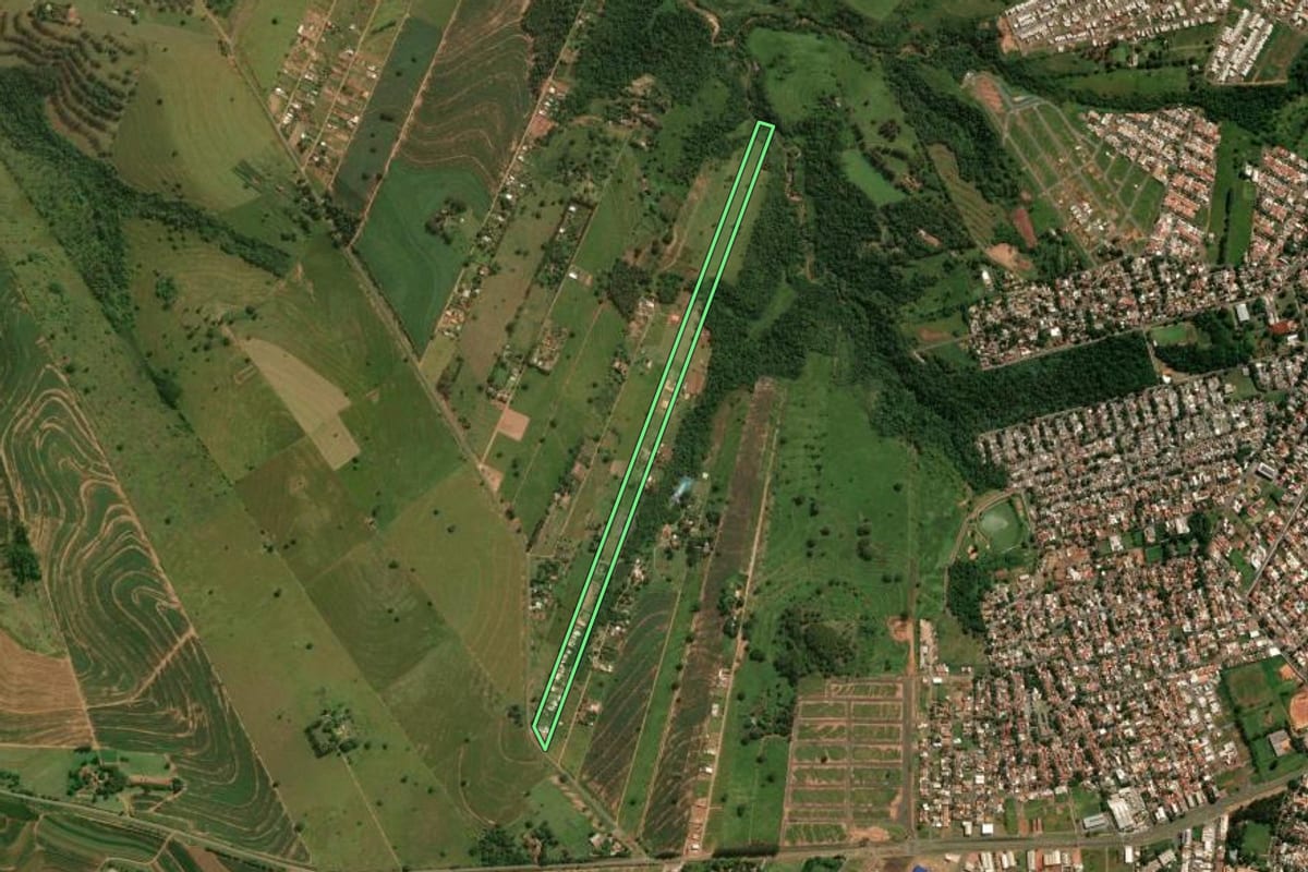 Imagem de satélite do imóvel rural em Umuarama (PR), com o contorno declarado no CAR desenhado por cima.