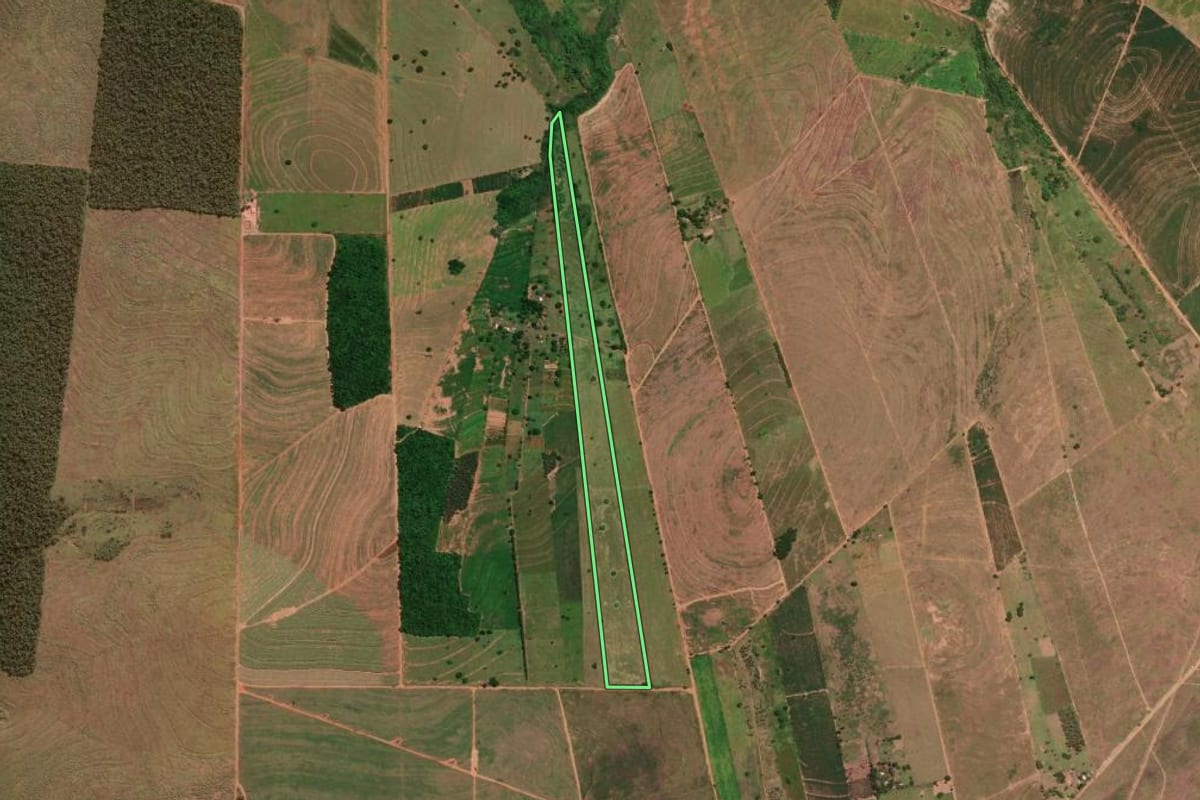 Imagem de satélite do imóvel rural em Umuarama (PR), com o contorno declarado no CAR desenhado por cima.