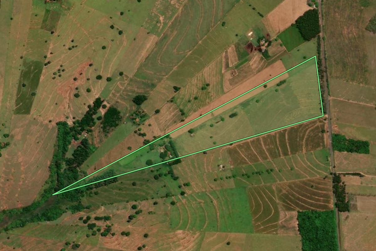 Imagem de satélite do imóvel rural em Umuarama (PR), com o contorno declarado no CAR desenhado por cima.
