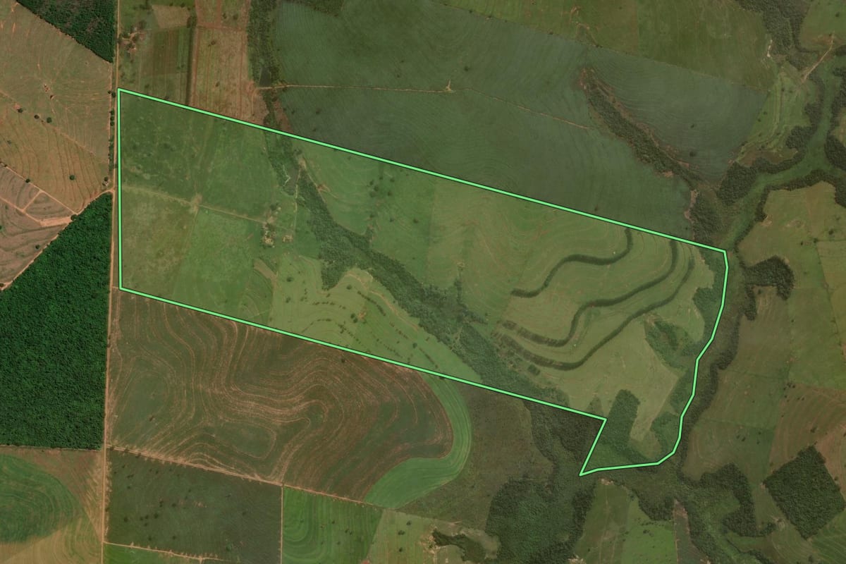 Imagem de satélite do imóvel rural em Umuarama (PR), com o contorno declarado no CAR desenhado por cima.