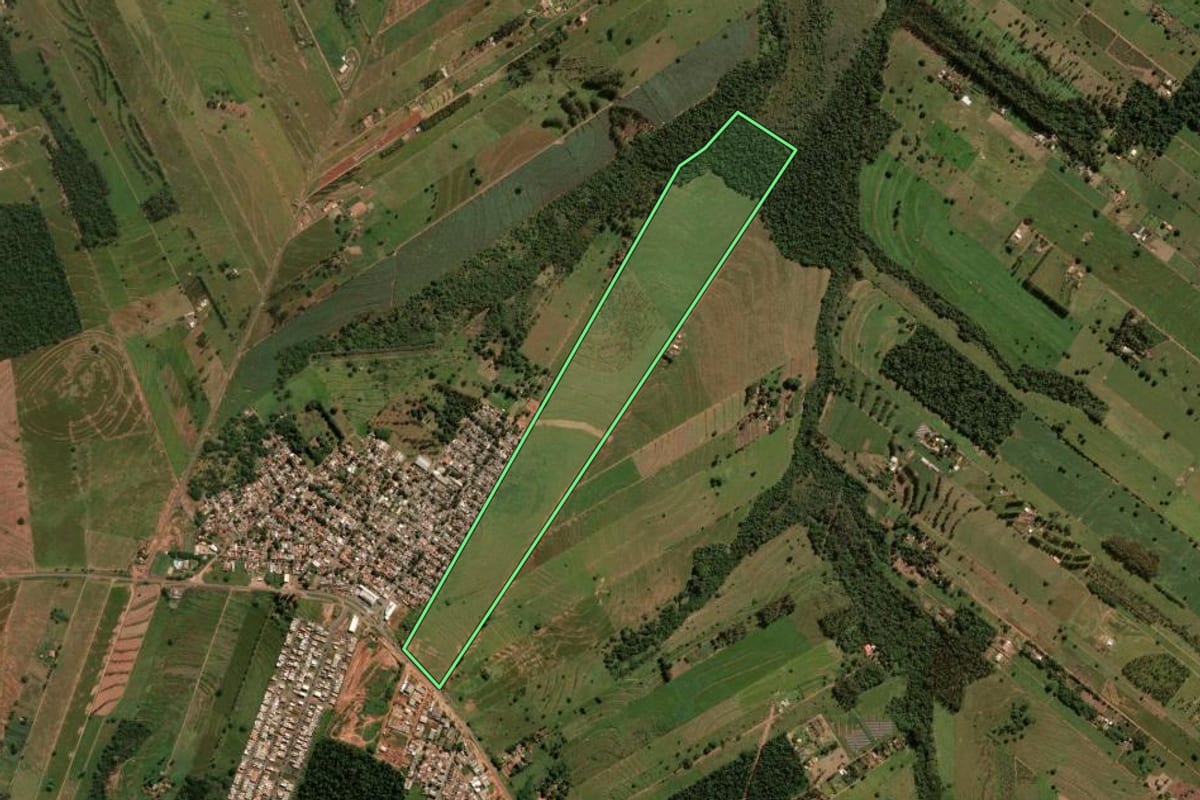 Imagem de satélite do imóvel rural em Umuarama (PR), com o contorno declarado no CAR desenhado por cima.