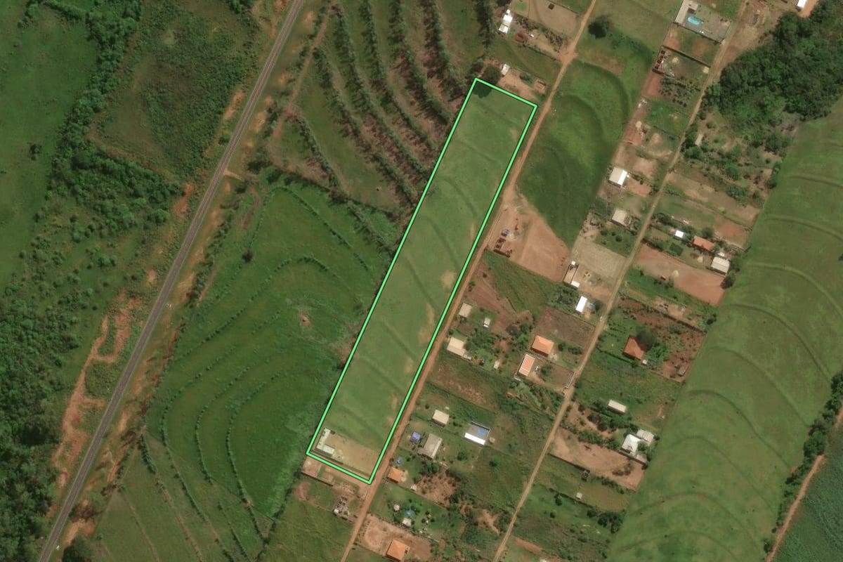 Imagem de satélite do imóvel rural em Umuarama (PR), com o contorno declarado no CAR desenhado por cima.