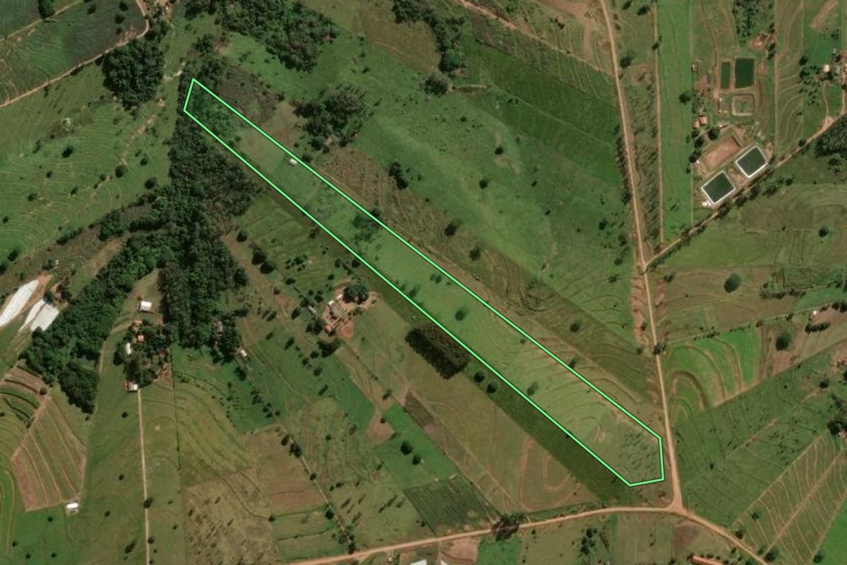 Imagem de satélite do imóvel rural em Umuarama (PR), com o contorno declarado no CAR desenhado por cima.