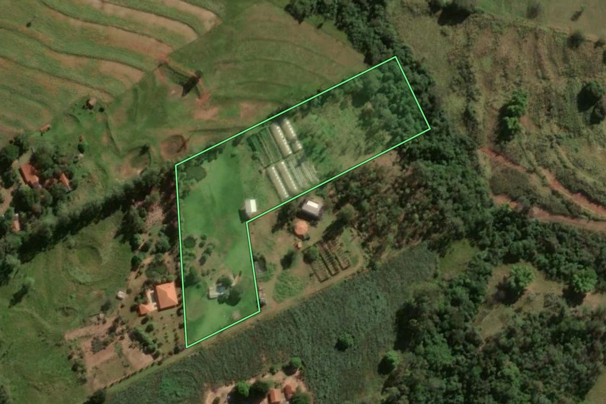 Imagem de satélite do imóvel rural em Umuarama (PR), com o contorno declarado no CAR desenhado por cima.