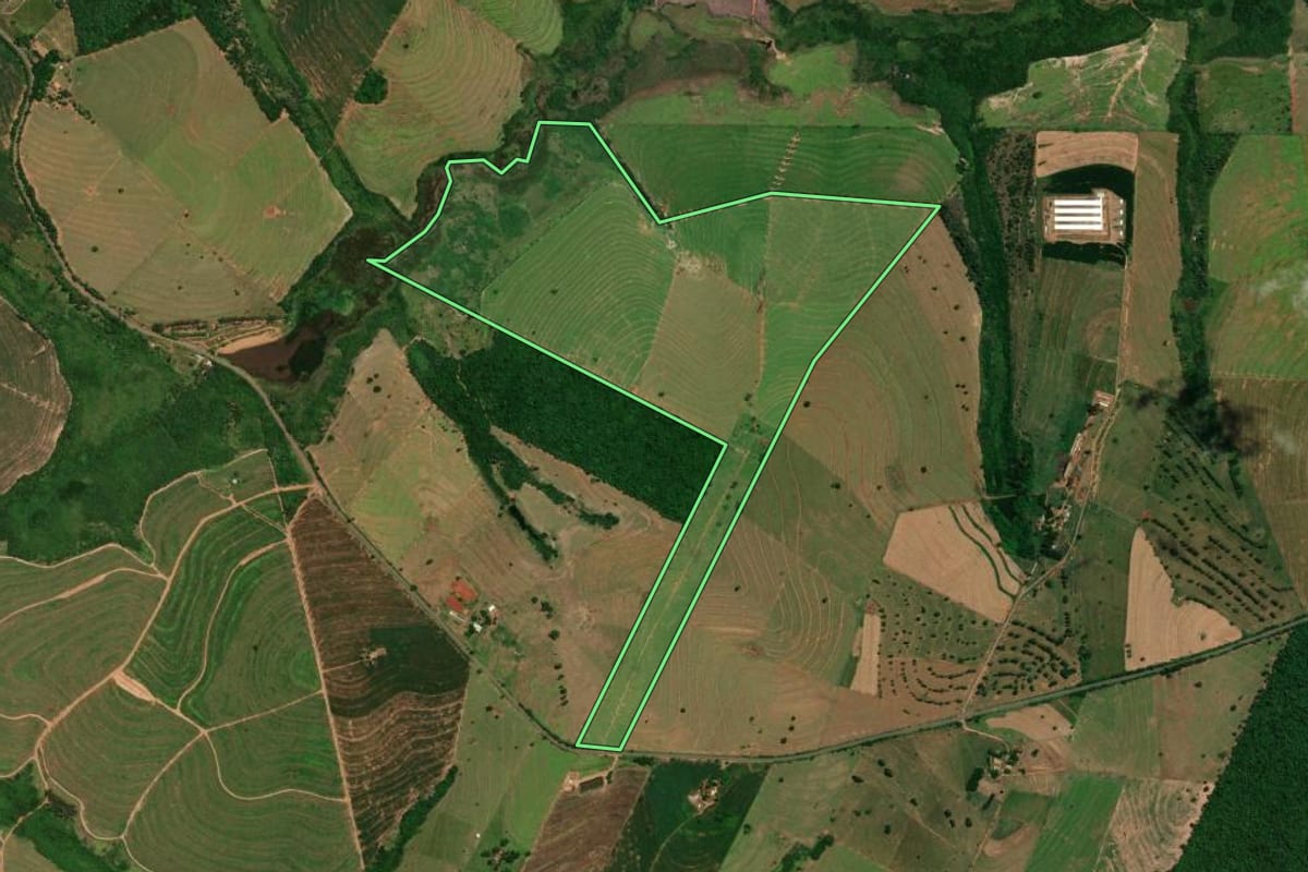 Imagem de satélite do imóvel rural em Umuarama (PR), com o contorno declarado no CAR desenhado por cima.