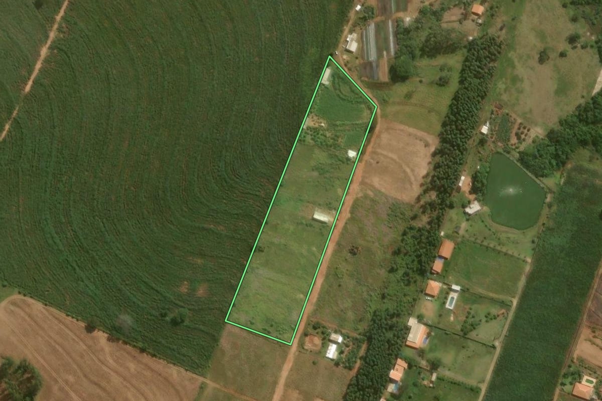 Imagem de satélite do imóvel rural em Umuarama (PR), com o contorno declarado no CAR desenhado por cima.