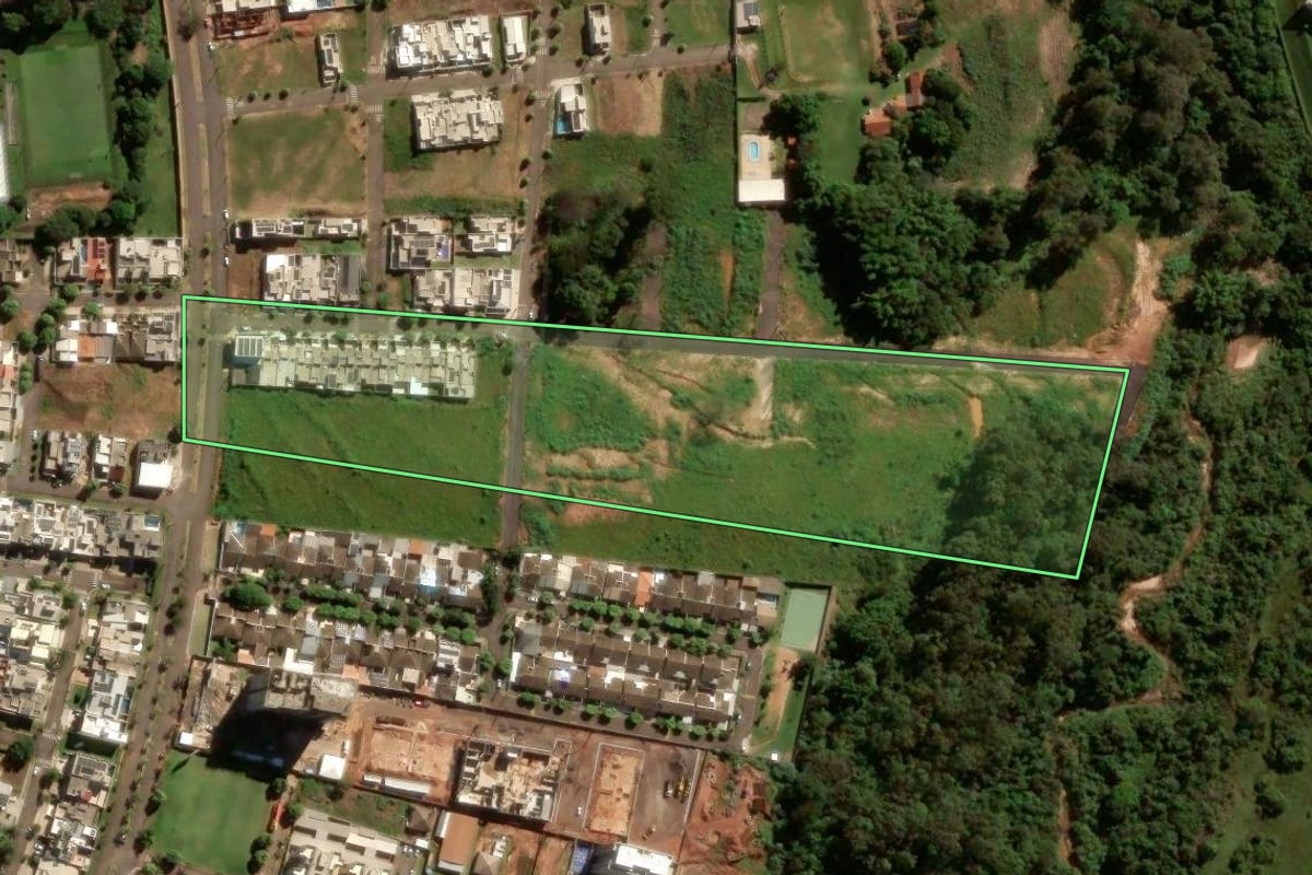 Imagem de satélite do imóvel rural em Umuarama (PR), com o contorno declarado no CAR desenhado por cima.