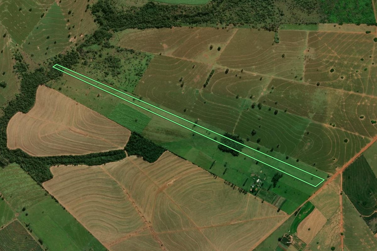 Imagem de satélite do imóvel rural em Umuarama (PR), com o contorno declarado no CAR desenhado por cima.
