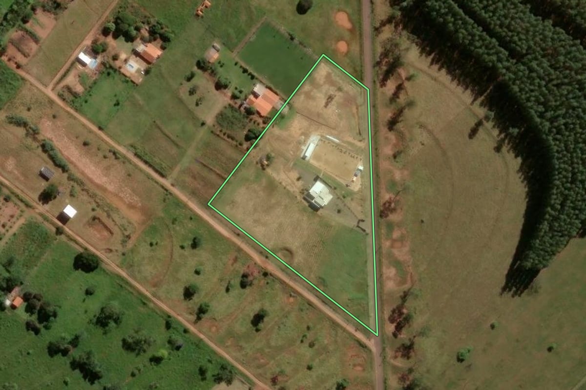 Imagem de satélite do imóvel rural em Umuarama (PR), com o contorno declarado no CAR desenhado por cima.