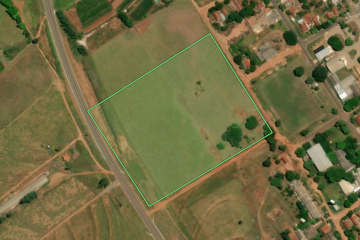 Imagem de satélite do imóvel rural em Umuarama (PR), com o contorno declarado no CAR desenhado por cima.