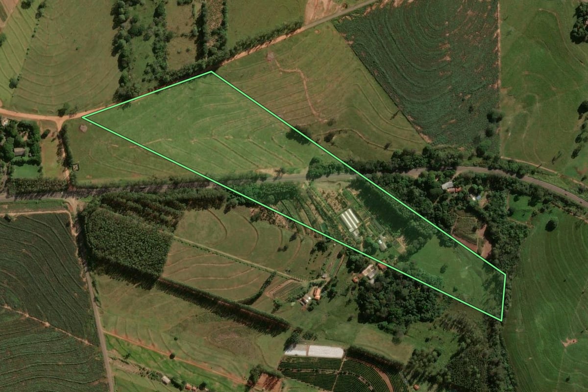 Imagem de satélite do imóvel rural em Umuarama (PR), com o contorno declarado no CAR desenhado por cima.
