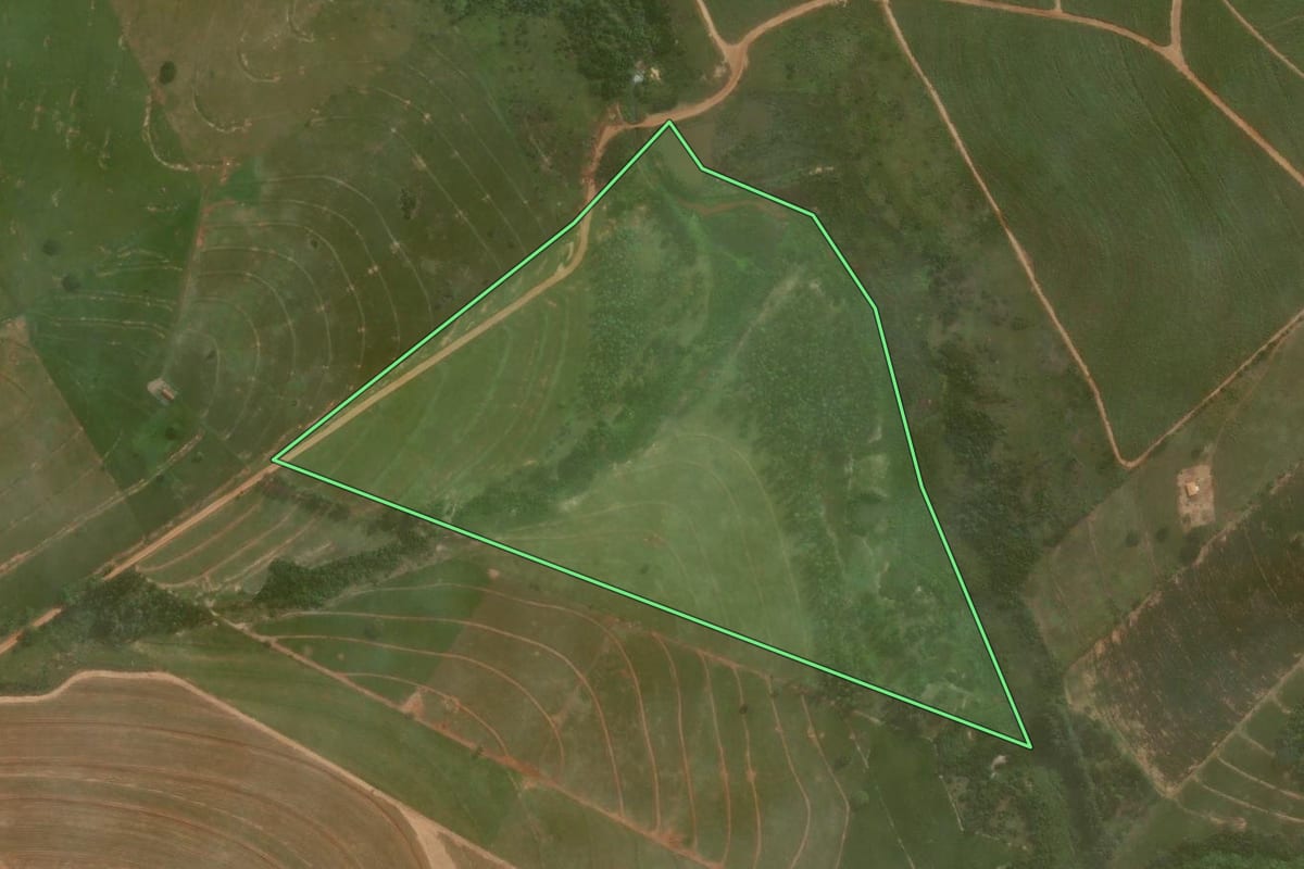 Imagem de satélite do imóvel rural em Umuarama (PR), com o contorno declarado no CAR desenhado por cima.