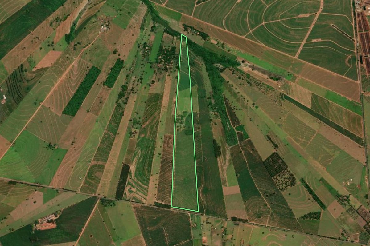 Imagem de satélite do imóvel rural em Umuarama (PR), com o contorno declarado no CAR desenhado por cima.