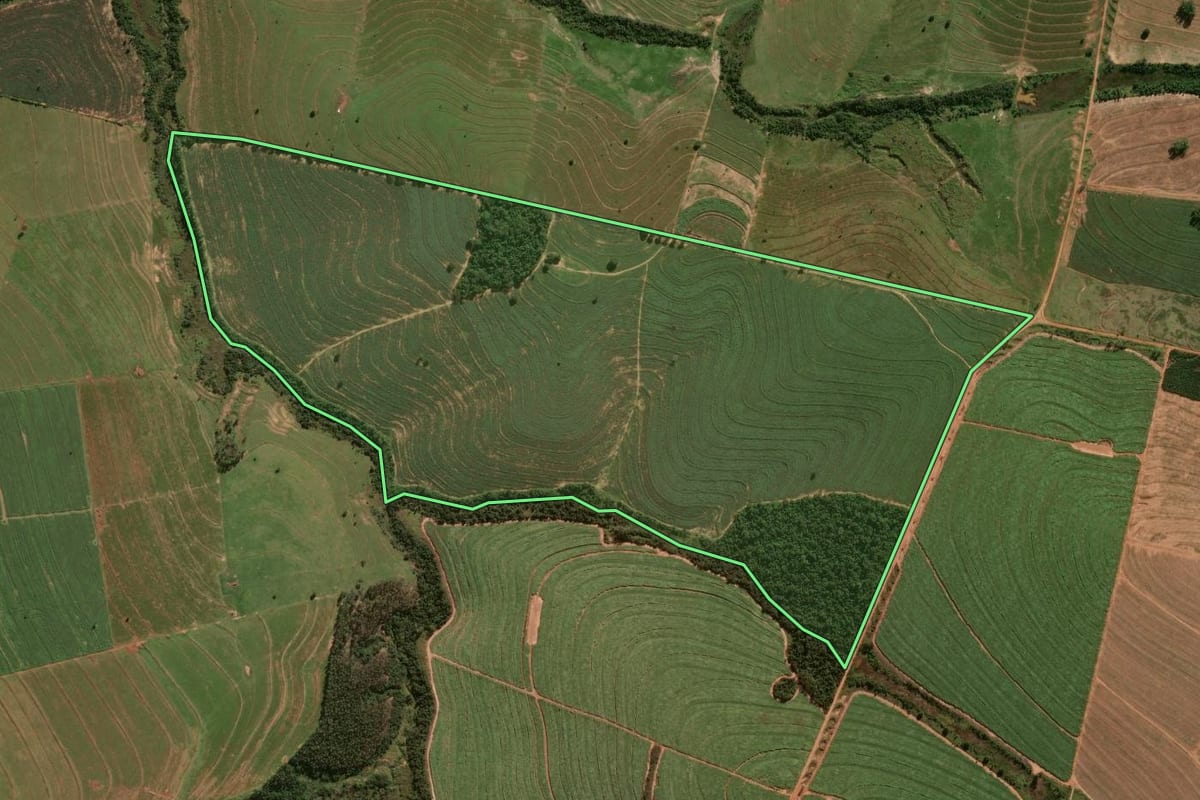Imagem de satélite do imóvel rural em Umuarama (PR), com o contorno declarado no CAR desenhado por cima.