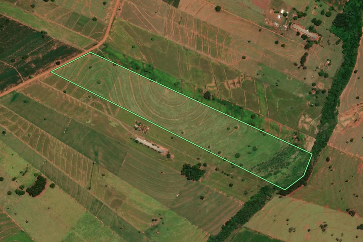 Imagem de satélite do imóvel rural em Umuarama (PR), com o contorno declarado no CAR desenhado por cima.