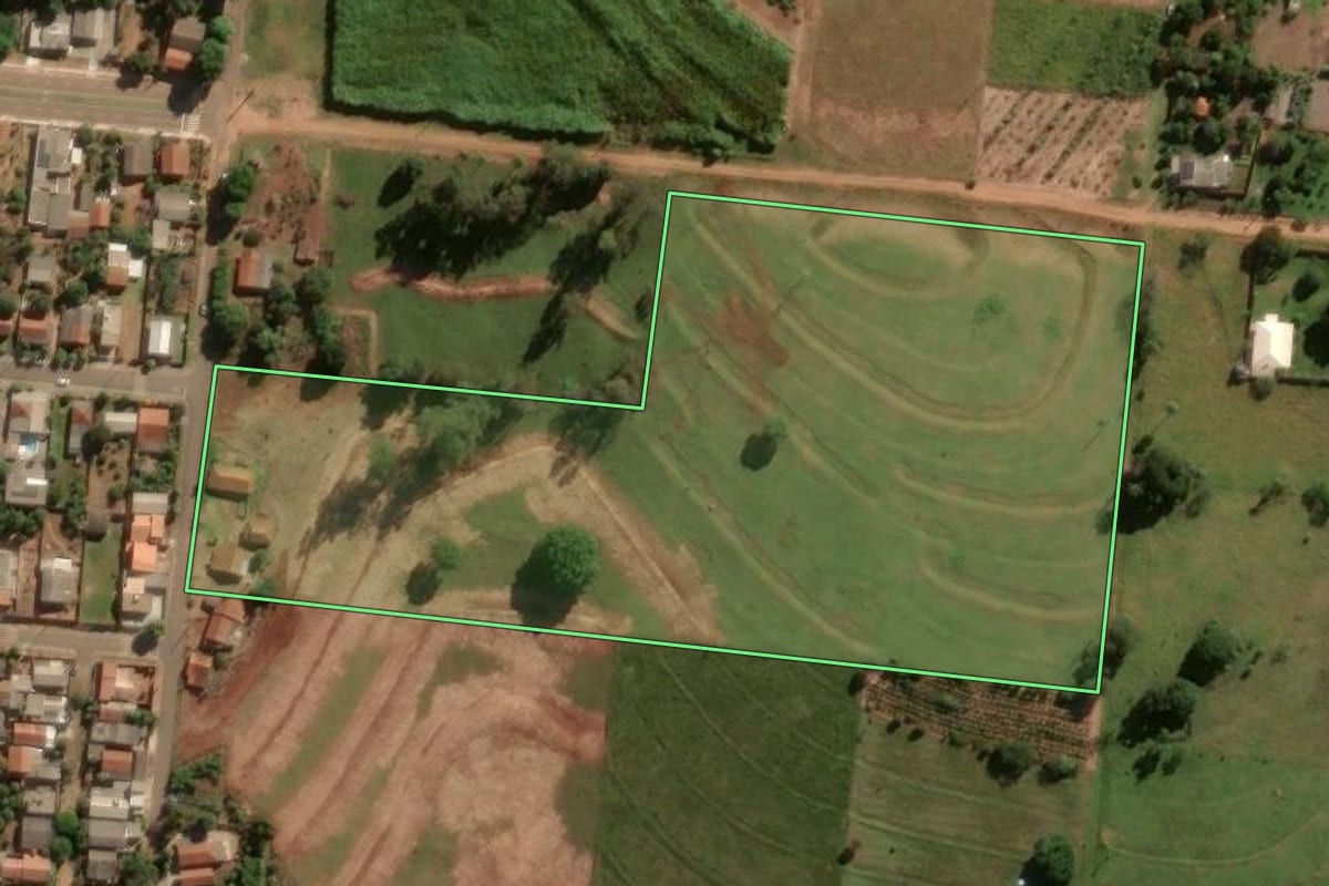 Imagem de satélite do imóvel rural em Umuarama (PR), com o contorno declarado no CAR desenhado por cima.