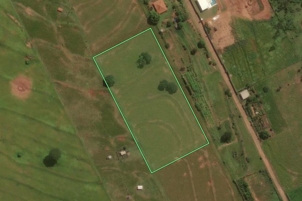 Imagem de satélite do imóvel rural em Umuarama (PR), com o contorno declarado no CAR desenhado por cima.