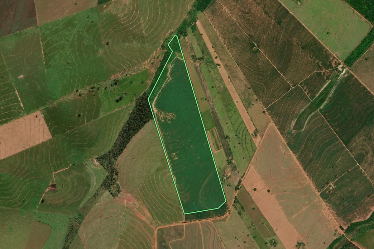 Imagem de satélite do imóvel rural em Umuarama (PR), com o contorno declarado no CAR desenhado por cima.