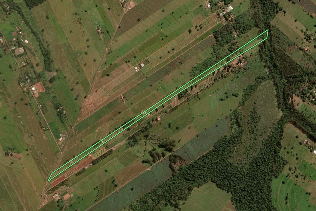 Imagem de satélite do imóvel rural em Umuarama (PR), com o contorno declarado no CAR desenhado por cima.