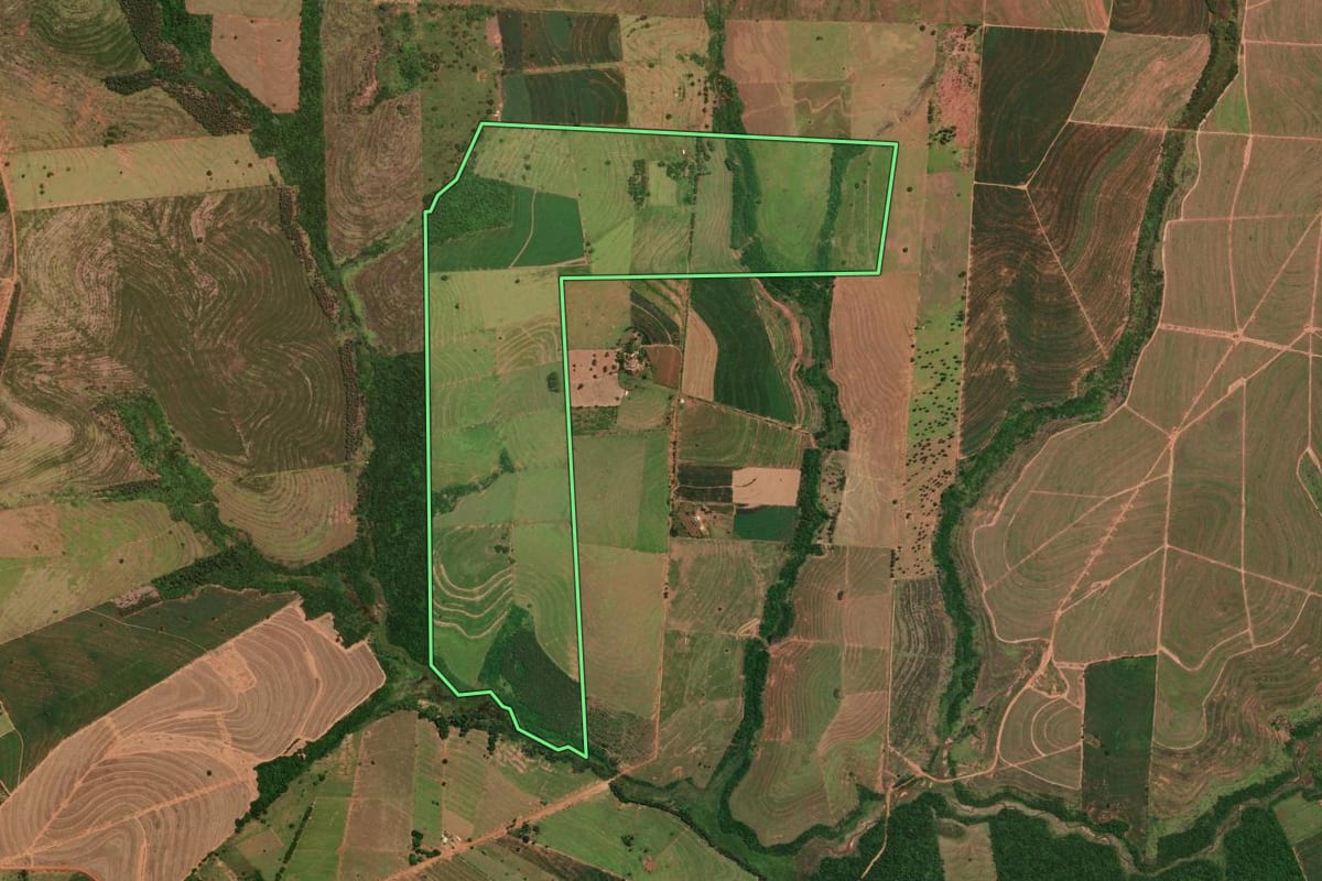 Imagem de satélite do imóvel rural em Umuarama (PR), com o contorno declarado no CAR desenhado por cima.