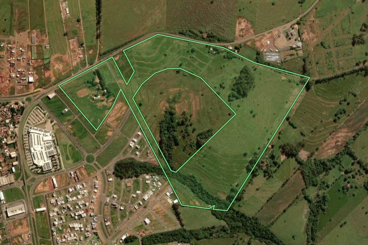 Imagem de satélite do imóvel rural em Umuarama (PR), com o contorno declarado no CAR desenhado por cima.