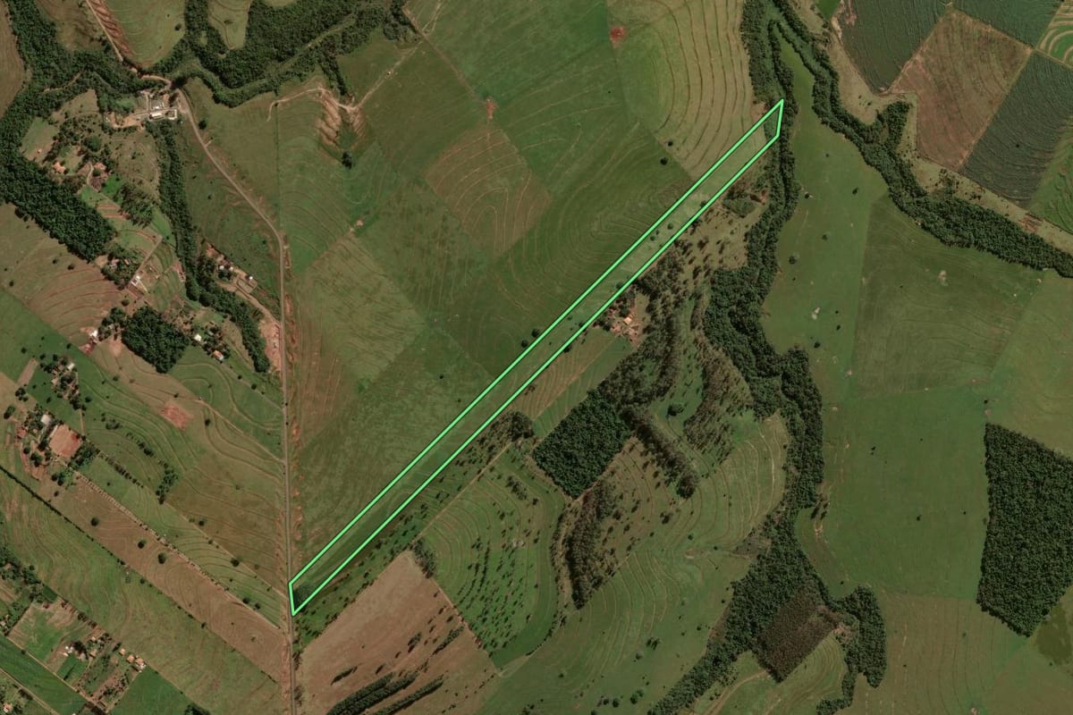 Imagem de satélite do imóvel rural em Umuarama (PR), com o contorno declarado no CAR desenhado por cima.