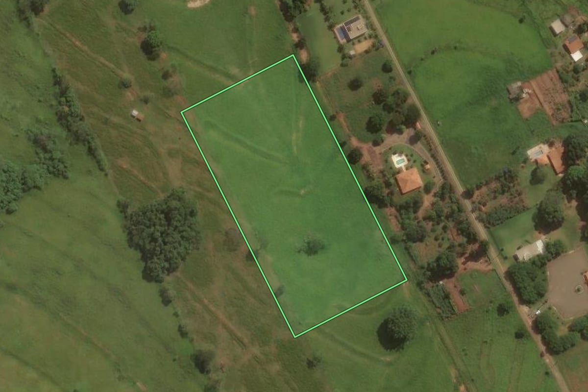 Imagem de satélite do imóvel rural em Umuarama (PR), com o contorno declarado no CAR desenhado por cima.