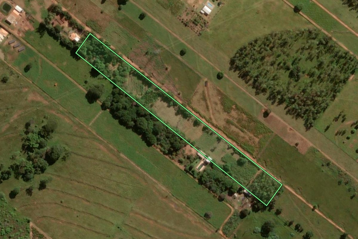 Imagem de satélite do imóvel rural em Umuarama (PR), com o contorno declarado no CAR desenhado por cima.
