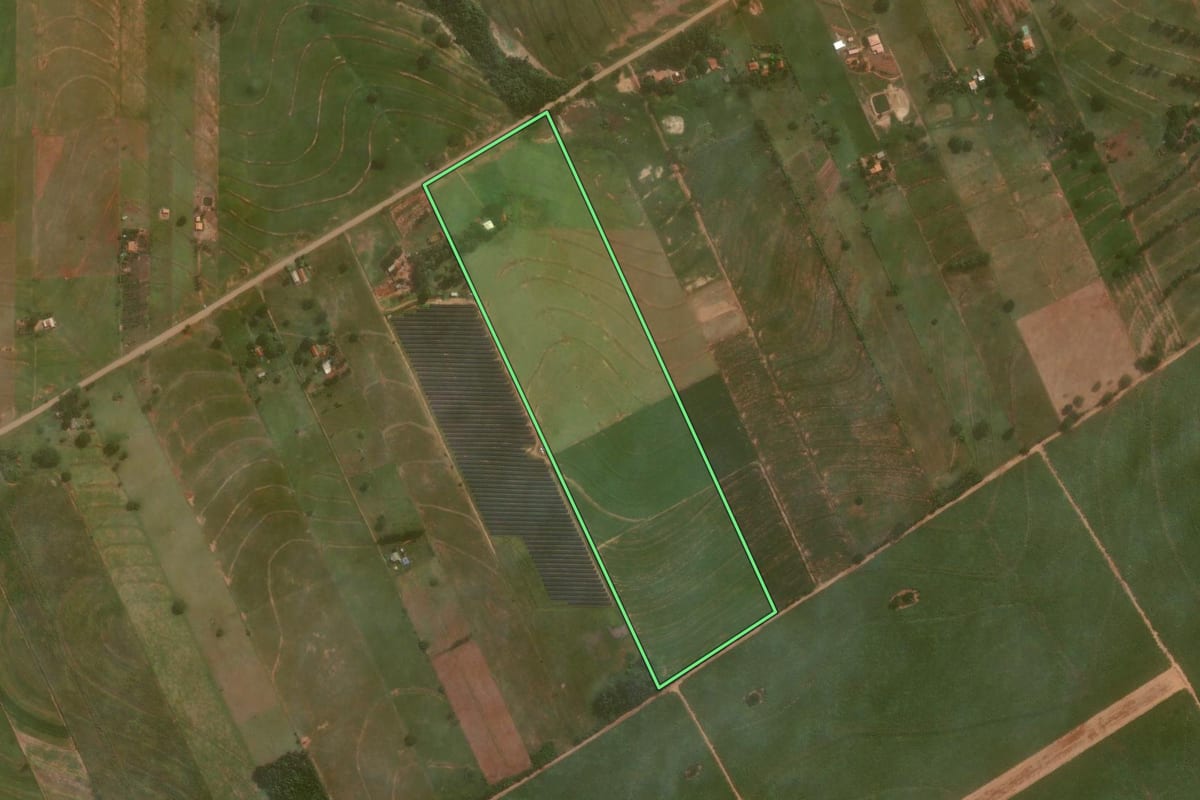 Imagem de satélite do imóvel rural em Umuarama (PR), com o contorno declarado no CAR desenhado por cima.