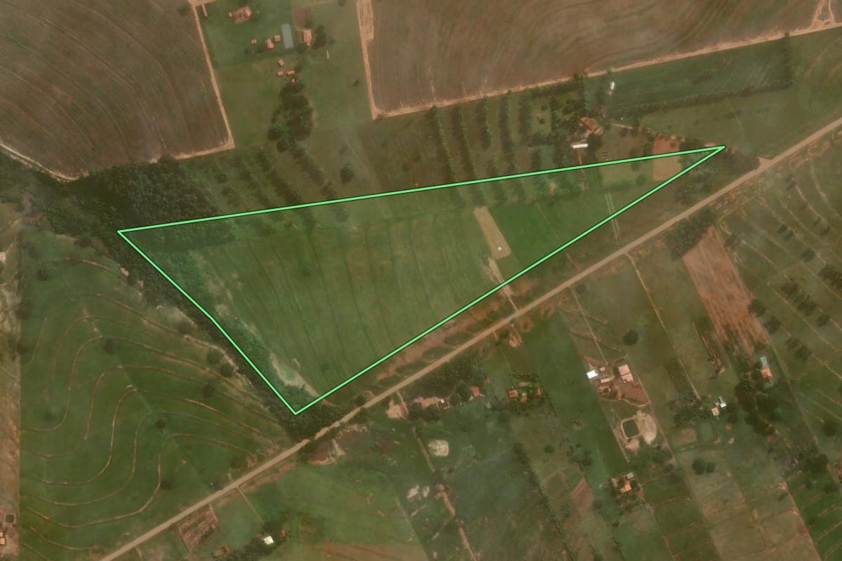 Imagem de satélite do imóvel rural em Umuarama (PR), com o contorno declarado no CAR desenhado por cima.