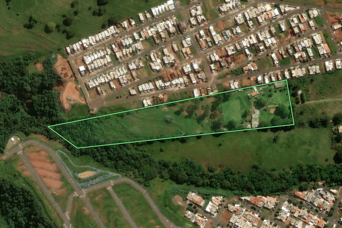 Imagem de satélite do imóvel rural em Umuarama (PR), com o contorno declarado no CAR desenhado por cima.