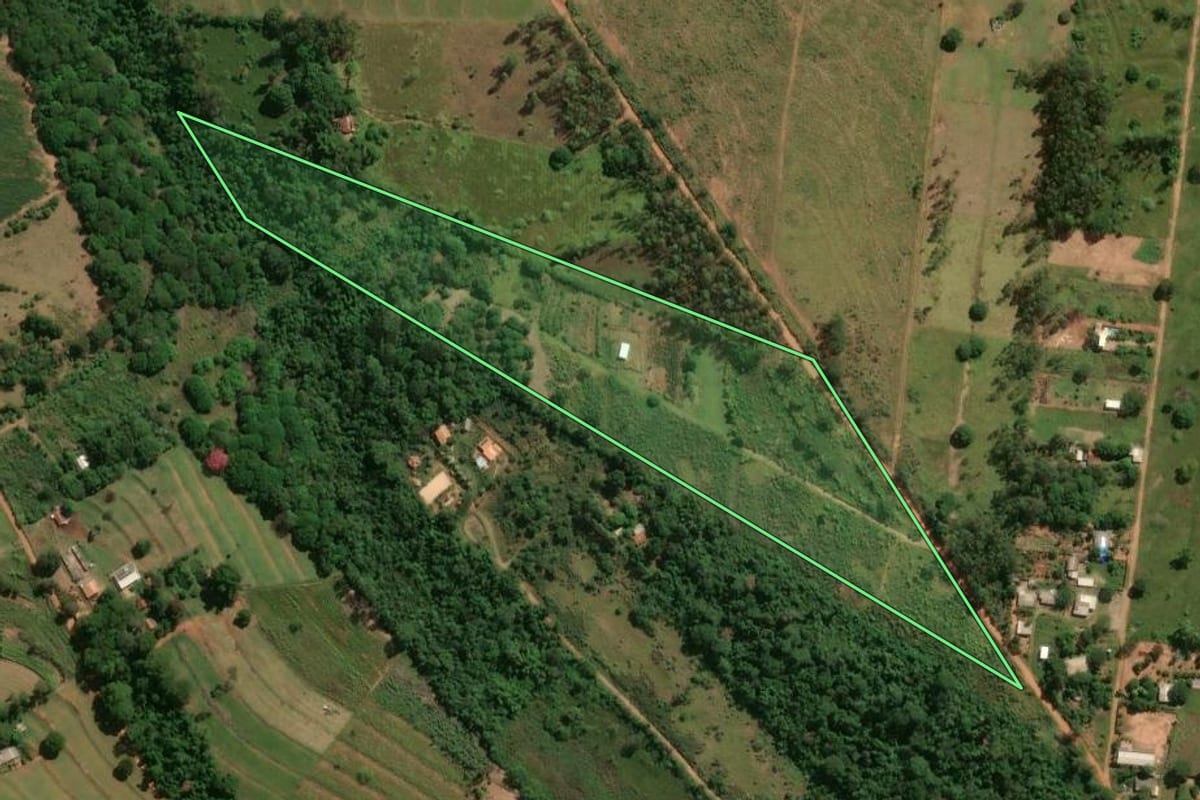 Imagem de satélite do imóvel rural em Umuarama (PR), com o contorno declarado no CAR desenhado por cima.