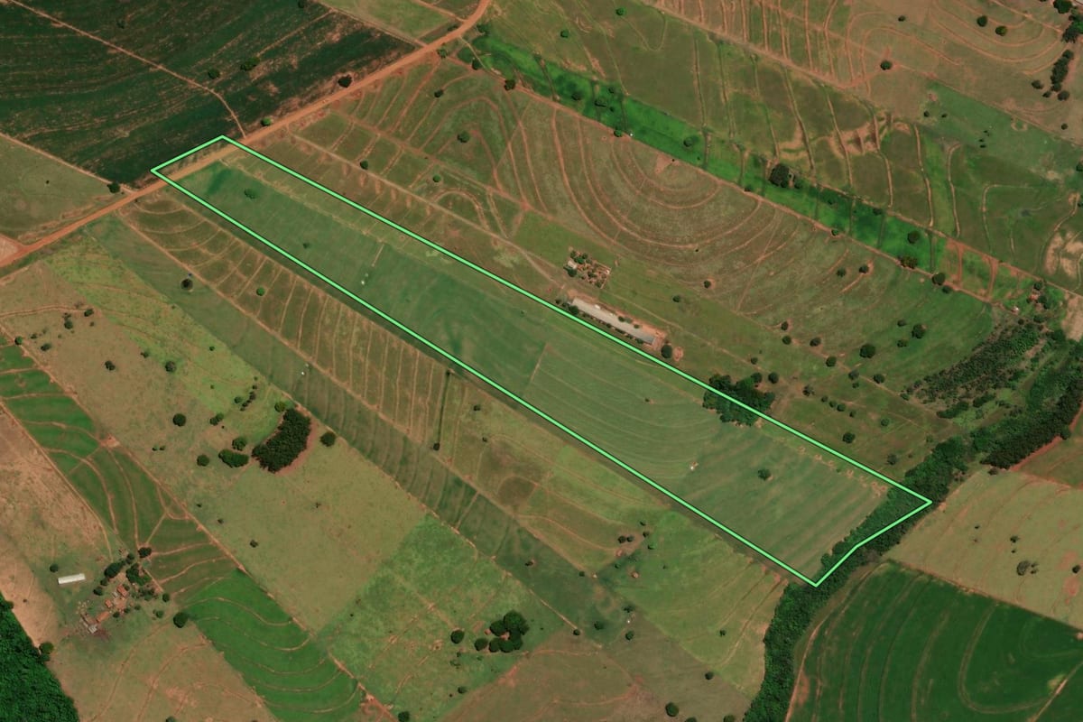 Imagem de satélite do imóvel rural em Umuarama (PR), com o contorno declarado no CAR desenhado por cima.