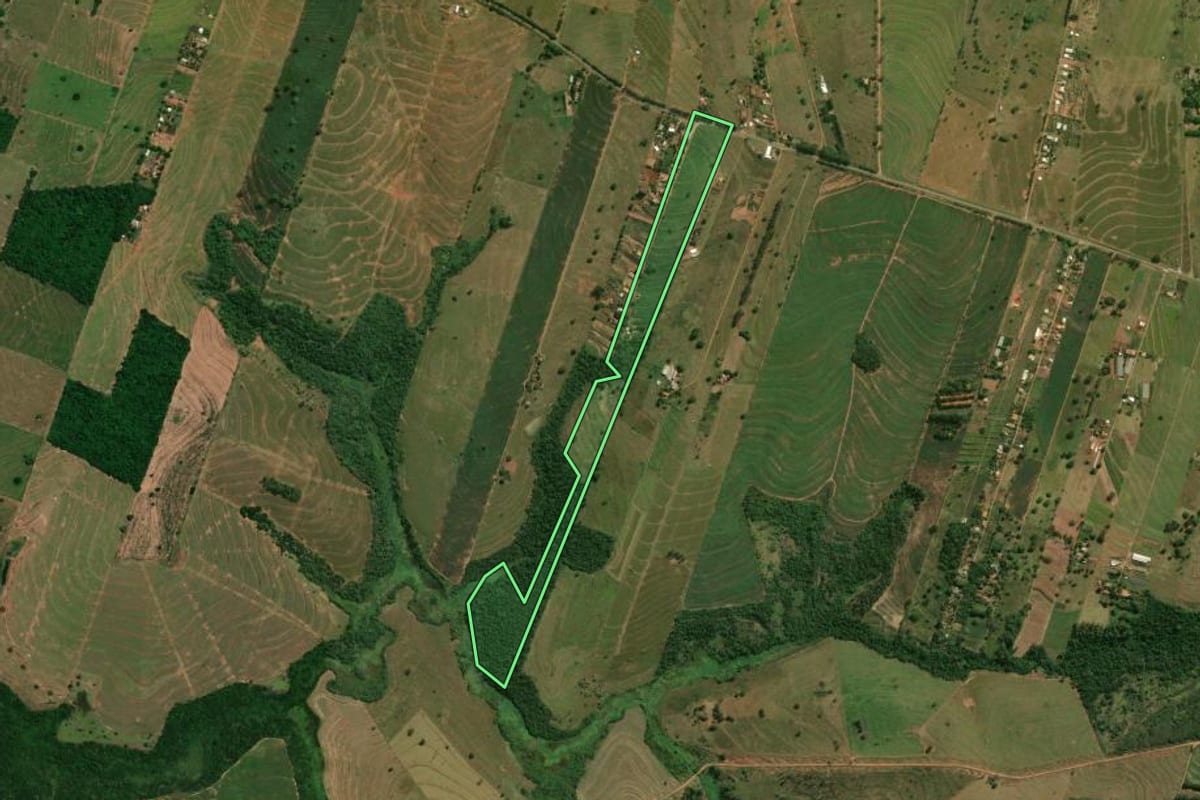 Imagem de satélite do imóvel rural em Umuarama (PR), com o contorno declarado no CAR desenhado por cima.