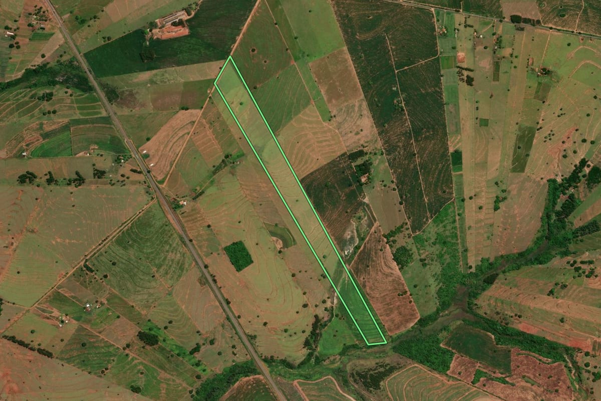 Imagem de satélite do imóvel rural em Umuarama (PR), com o contorno declarado no CAR desenhado por cima.