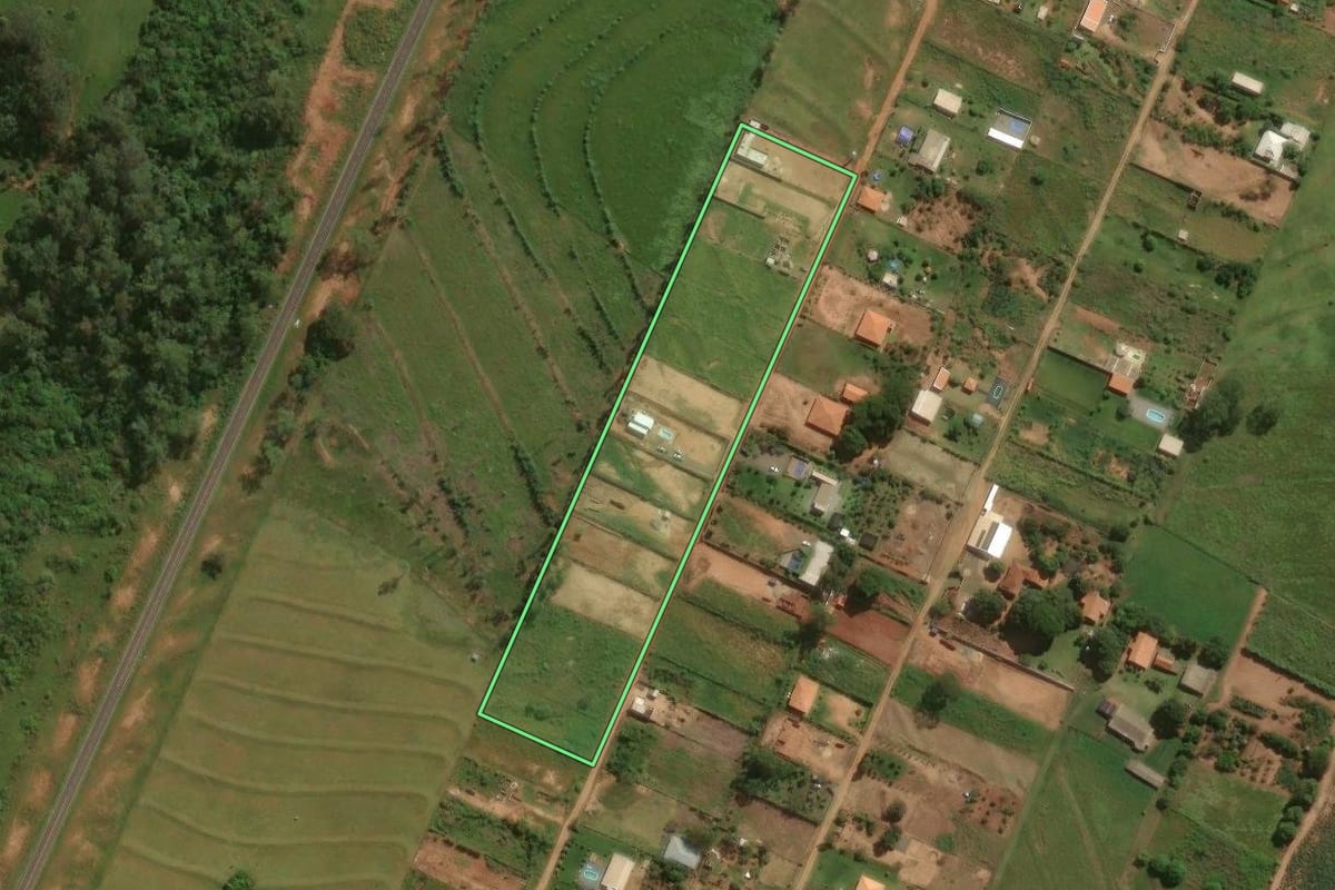 Imagem de satélite do imóvel rural em Umuarama (PR), com o contorno declarado no CAR desenhado por cima.