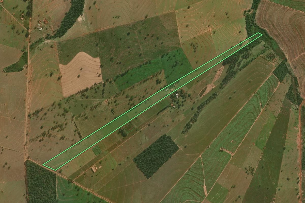 Imagem de satélite do imóvel rural em Umuarama (PR), com o contorno declarado no CAR desenhado por cima.
