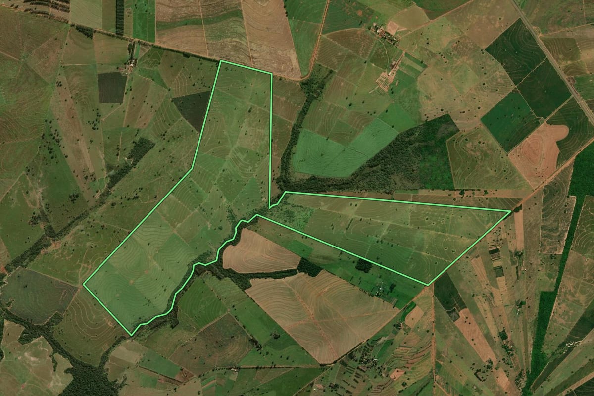 Imagem de satélite do imóvel rural em Umuarama (PR), com o contorno declarado no CAR desenhado por cima.