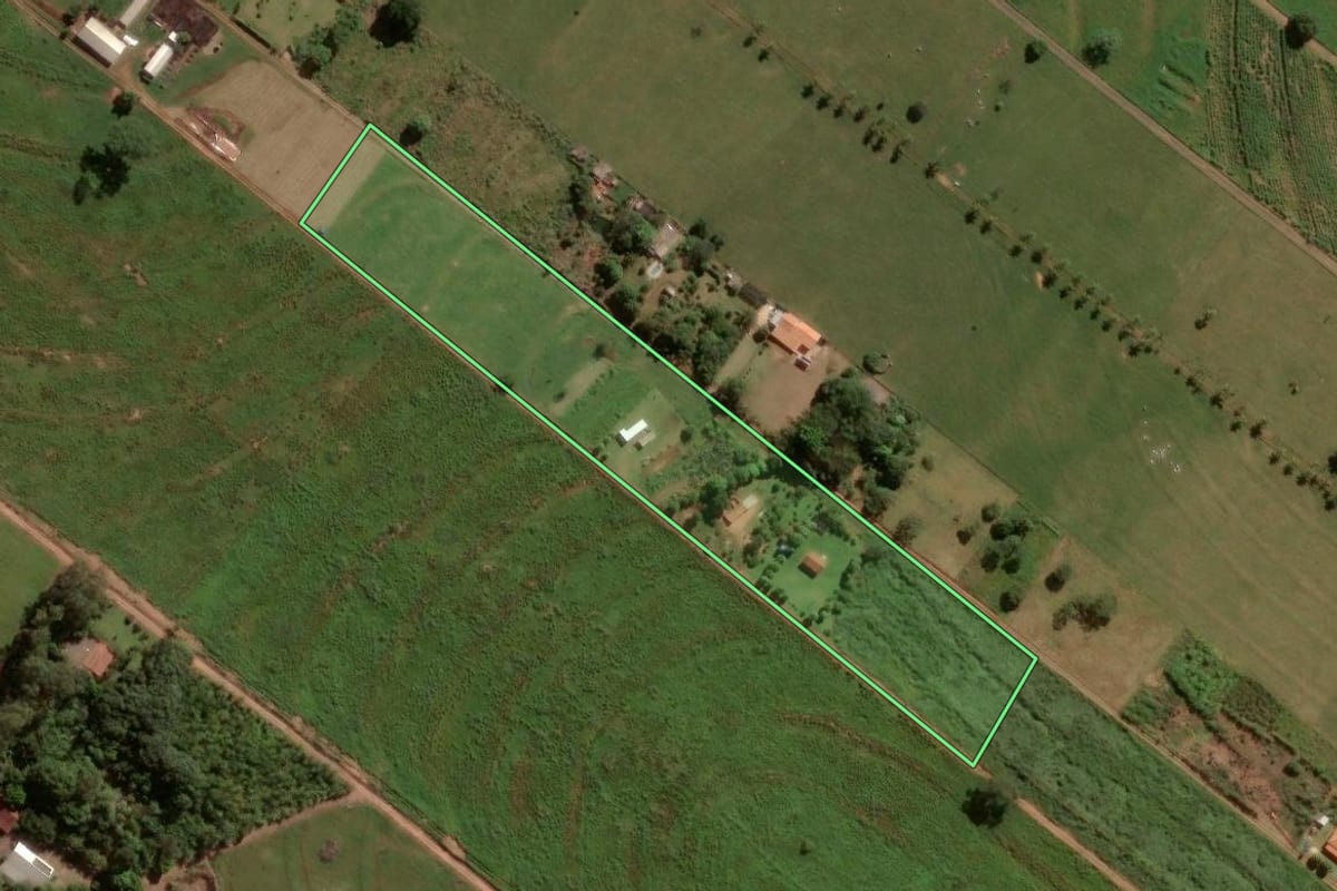 Imagem de satélite do imóvel rural em Umuarama (PR), com o contorno declarado no CAR desenhado por cima.