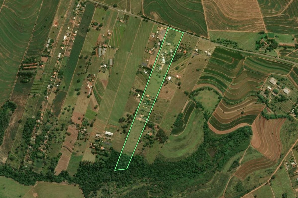 Imagem de satélite do imóvel rural em Umuarama (PR), com o contorno declarado no CAR desenhado por cima.