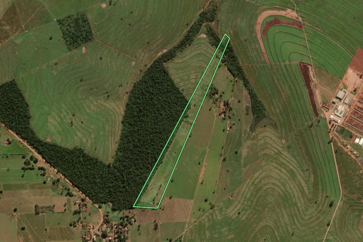 Imagem de satélite do imóvel rural em Umuarama (PR), com o contorno declarado no CAR desenhado por cima.
