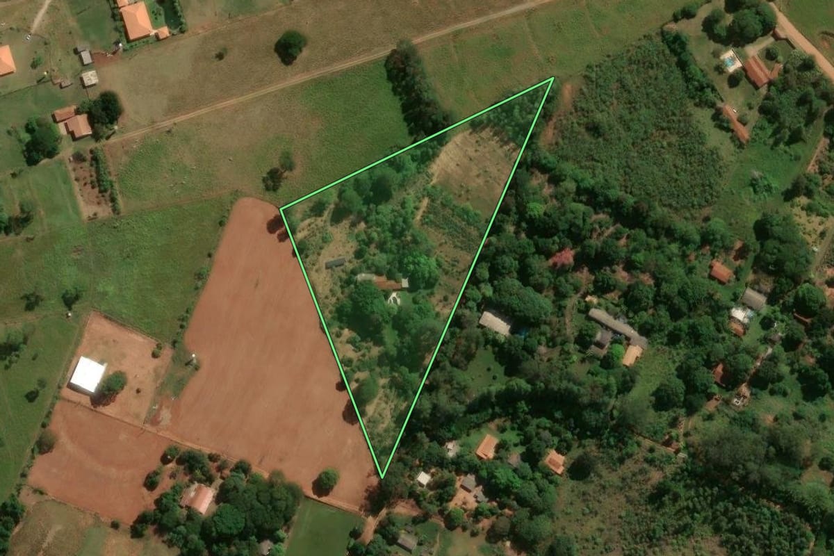 Imagem de satélite do imóvel rural em Umuarama (PR), com o contorno declarado no CAR desenhado por cima.