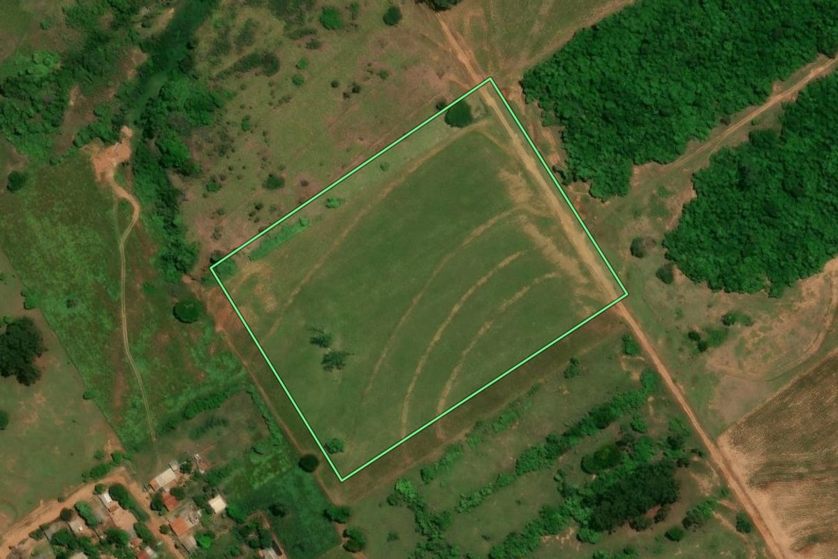 Imagem de satélite do imóvel rural em Umuarama (PR), com o contorno declarado no CAR desenhado por cima.