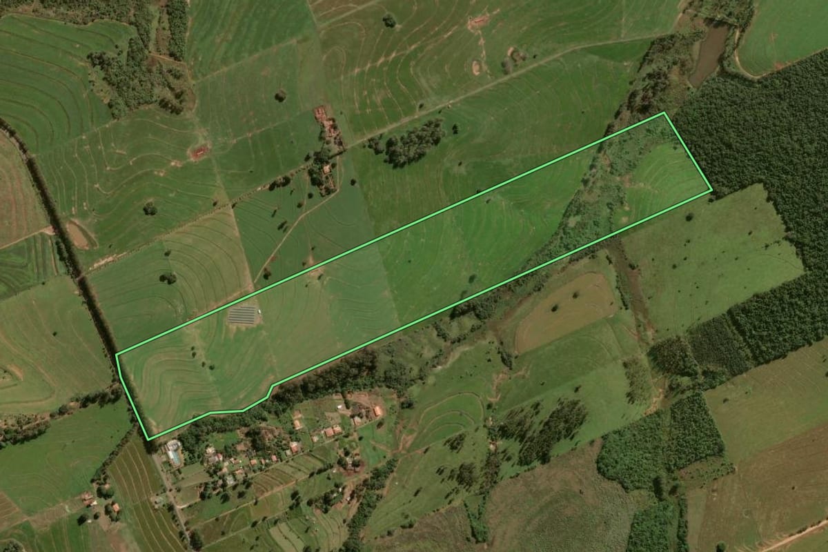 Imagem de satélite do imóvel rural em Umuarama (PR), com o contorno declarado no CAR desenhado por cima.